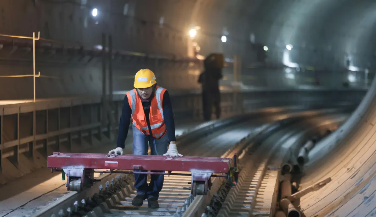 Pekerja menyelesaikan proyek pembangunan MRT Jakarta Fase 2A di Stasiun MRT Monas, Jakarta, Rabu (22/07/2026). (KLY/ Budy Santoso)