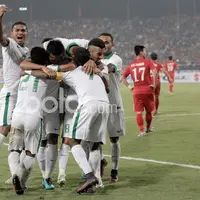 Para pemain Timnas Indonesia merayakan gol Stefano Lilipaly pada leg kedua semifinal Piala AFF 2016 di Stadion Nasional My Dinh, (07/12/2016). (Bola.com/Peksi Cahyo)