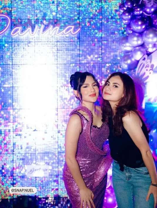 Raisya Bawazier turut hadir dengan busana kasualnya mengenakan sleeveless top hitam dan skinny jeans. [@raisyabawazier].