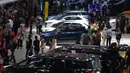 Pengunjung melihat-lihat mobil yang dipamerkan saat International Motor Show (IIMS) 2026 di JIExpo Kemayoran, Jakarta, Kamis (5/2/2026). Indonesia International Motor Show (IIMS) 2026, kembali digelar. (Kapanlagi.com/Budy Santoso)