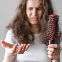 Rambut rontok bisa diatasi dengan bahan-bahan alami berikut ini (Credit: Freepik)