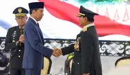 Presiden Joko Widodo (Jokowi) juga memberikan selamat kepada Menteri Pertahanan Prabowo Subianto atas penganugerahan pangkat istimewa Jenderal TNI Kehormatan. (Liputan6.com/Herman Zakharia)