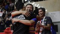 Tunggal putra Indonesia, Anthony Sinisuka Ginting, melakukan selebrasi bersama pelatih usai menjuarai Daihatsu Indonesia Masters 2020 di Istora, Jakarta, Minggu (19/1). Anthony Ginting menang 17-21, 21-15, dan 21-9. (Bola.com/M Iqbal Ichsan)