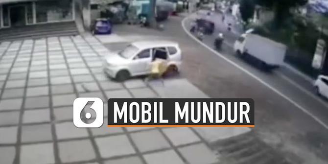 VIDEO: Lupa Kunci Rem, Mobil Mundur Sendiri Sampai Terperosok