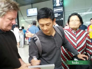 Rio Haryanto ternyata punya banyak fans di mancanegara. Hal itu terlihat saat dia tiba di Melbourne, Australia, Selasa (15/3/2016). (Bola.com/Yus Mei Sawitri)
