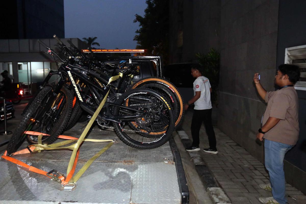 FOTO: KPK Sita Puluhan Kendaraan Usai OTT Imigrasi Jakarta Barat