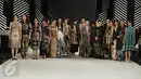 21 Wanita berpose diatas panggung mengenakan busana rancangan Era Soekamto  dalam Senayan City Fashion Nation ke-11, Jakarta, Rabu (12/4). Memperingati hari Kartini, Senayan City memberikan penghargaan ke 21 wanita. (Liputan6.com/Herman Zakharia)