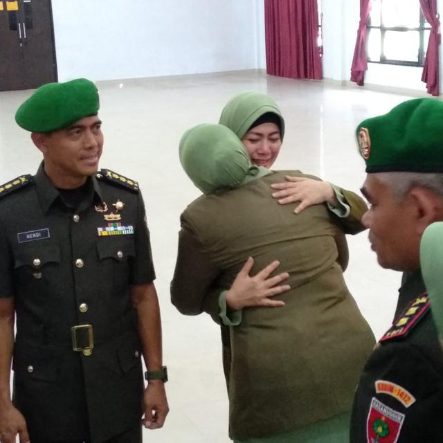 Headline Jabatan Suami Dicopot Pidana Menanti Istri Istri Tni