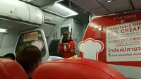 Pesawat Delay, Pramugari Hibur Penumpang dengan Nyanyian Memukau