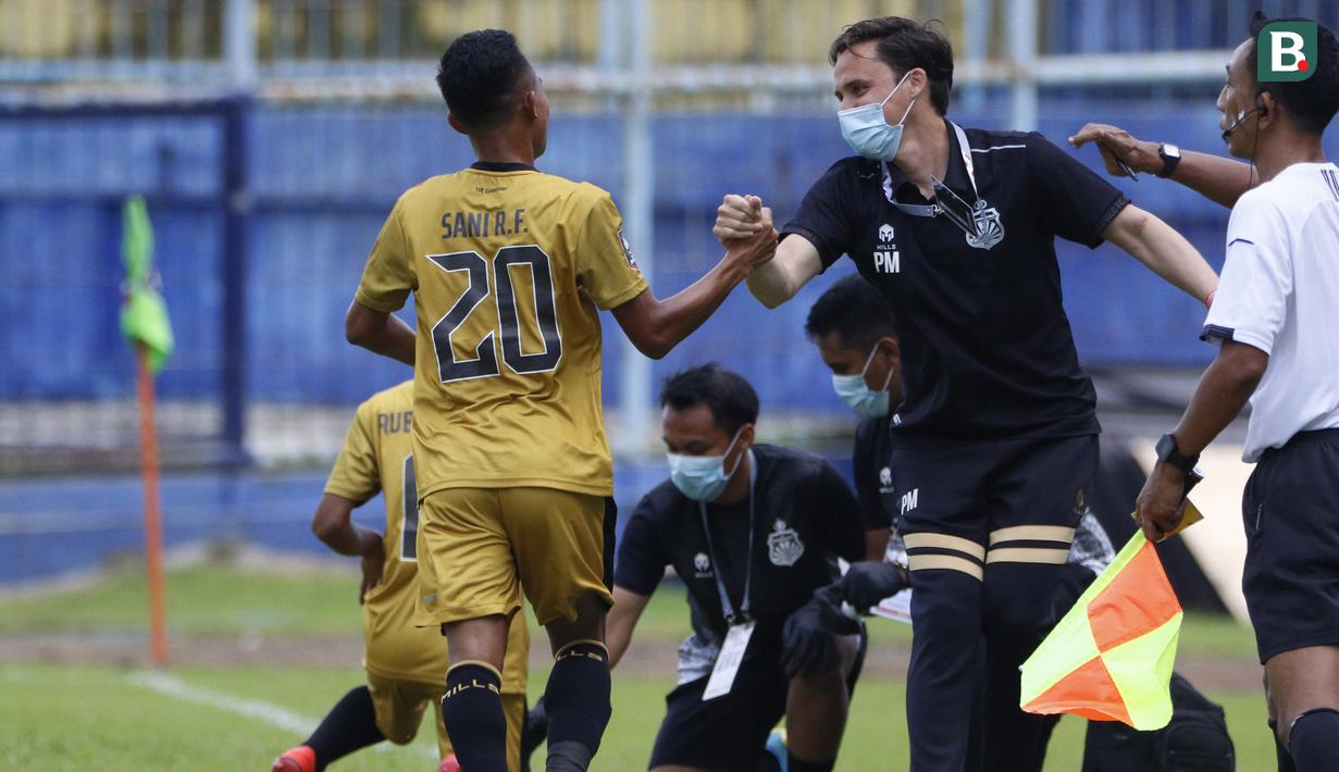 Pemain Bhayangkara Solo FC, Sani Rizki Fauzi melakukan selebrasi usai membuat assist atas gol Arthur Bonai ke gawang PSM Makassar dalam pertandingan matchday ke-2 Babak Penyisihan Grup B Piala Menpora 2021 di Stadion Kanjuruhan, Malang. Sabtu (27/3/2021). (Bola.com/Ikhwan Yanuar)