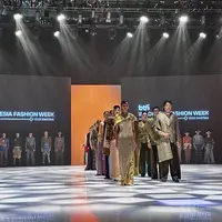 Closing ceremony Indonesia Fashion Week (IFW) 2026 di Jakarta International Convention Center (JICC), Senayan, 2 Agustus 2026. (Liputan6.com/Asnida Riani)