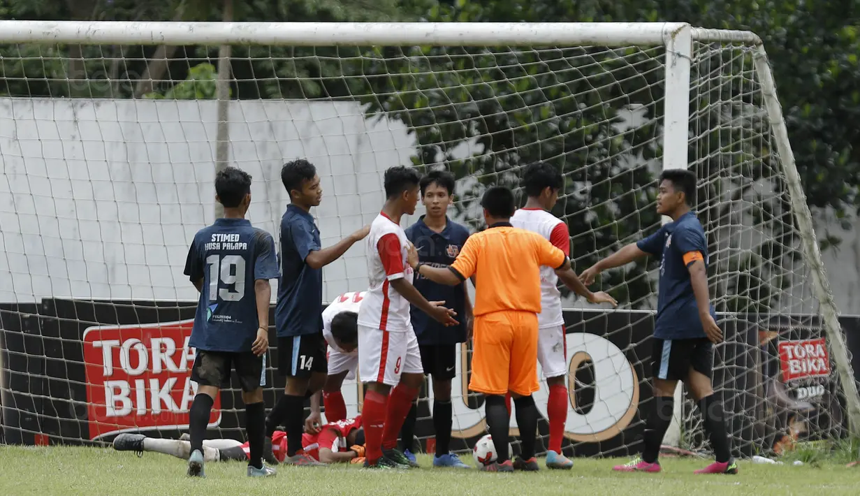 Pemain STIMED Nusa Palapa saat pertandingan melawan UMM pada laga Torabika Cup 2017 di Stadion Cakrawala, Malang, Rabu (22/11/2017). UMM Imbang 2-2 dengan STIMED Nusa Palapa. (Bola.com/M Iqbal Ichsan)