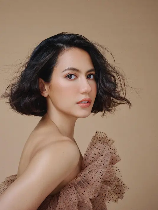 Gaya full curly pada rambut pendek bikin rambut jadi makin bervolume. Bisa jadi pilihan untuk kamu yang memiliki rambut tipis [@pevpearce]