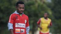 Gelandang  Persipura Jayapura, Ferinando Pahabol, berlatih di Lapangan Sutasoma 77 Halim Perdanakusuma, Jakarta, Selasa (3/1/2017). Latihan ini merupakan persiapan jelang laga eksebisi melawan Persib Bandung. (Bola.com/Vitalis Yogi Trisna)