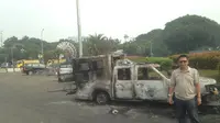 2 kendaraan milik kepolisian dibakar demonstran 4 November (Liputan6.com/Ditto)