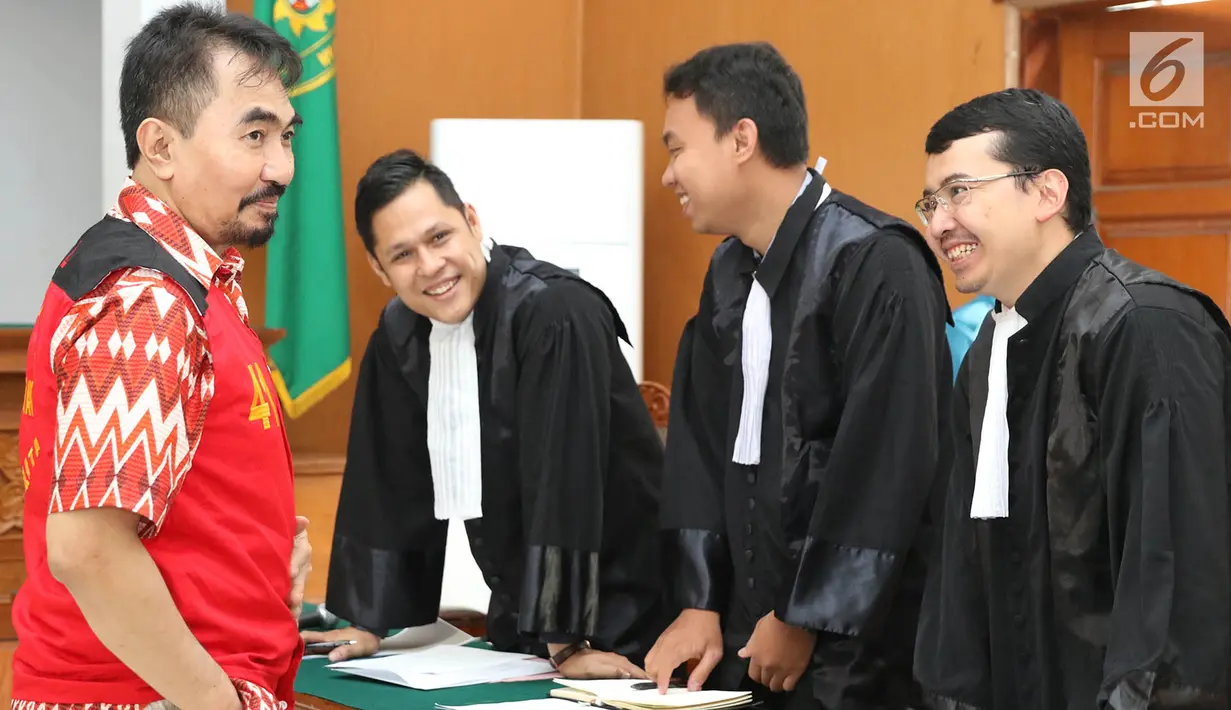 Mantan Ketua Persatuan Artis Film Indonesia (Parfi), Gatot Brajamusti alias Aa Gatot, berbicara dengan tim kuasa hukum sebelum sidang perdana kasus tindakan asusila di Pengadilan Negeri Jakarta Selatan, Kamis (12/10). (Liputan6.com/Immanuel Antonius)