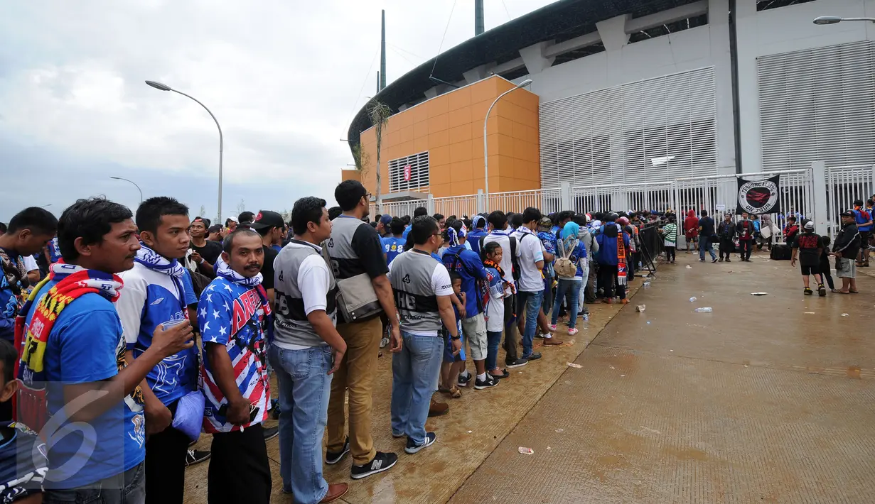 Suporter Arema antre masuk Stadion Pakansari, Kab Bogor jelang laga final Piala Presiden 2017, Sabtu (12/3). Di final, Arema FC dan PBFC akan berlaga memperebutkan gelar juara Piala Presiden 2017. (Liputan6.com/Helmi Fithriansyah) 