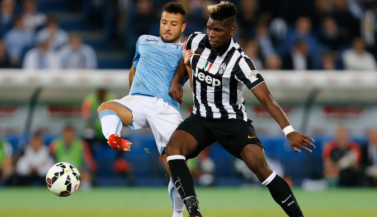 Gelandang Lazio, Felipe Anderson (kiri) berebut bola dengan gelandang Juventus Paul Pogba pada final Coppa Italia di Olimpico Roma, Italia, Rabu (20/5/2015). Juventus menang 2-1 atas Lazio. (Reuters/Giampiero Sposito)