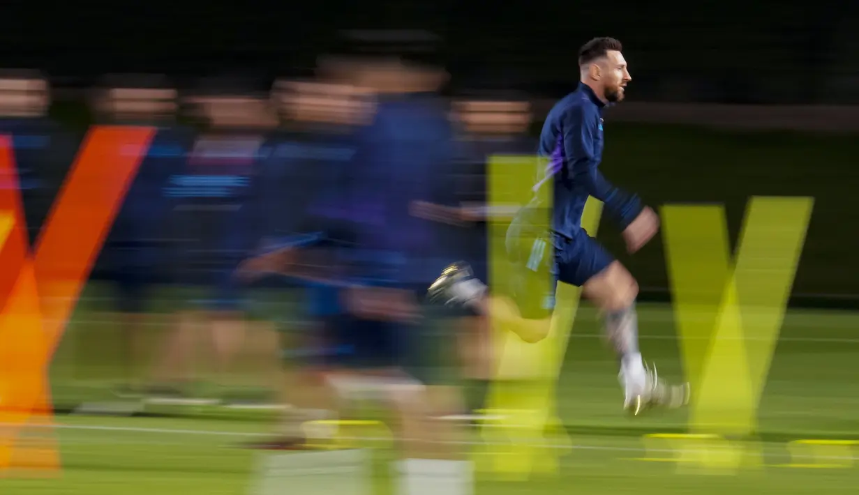Pemain Argentina, Lionel Messi, saat sesi latihan jelang laga melawan Kroasia pada laga semi final Piala Dunia 2022. (AP Photo/Natacha Pisarenko)