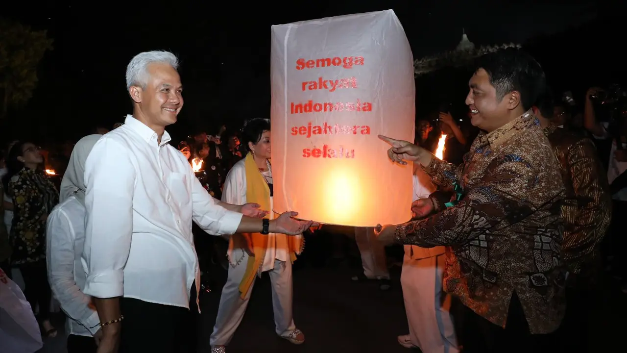 Ganjar Pranowo ikut menerbangkan lampion di Borobudur. (Istimewa)