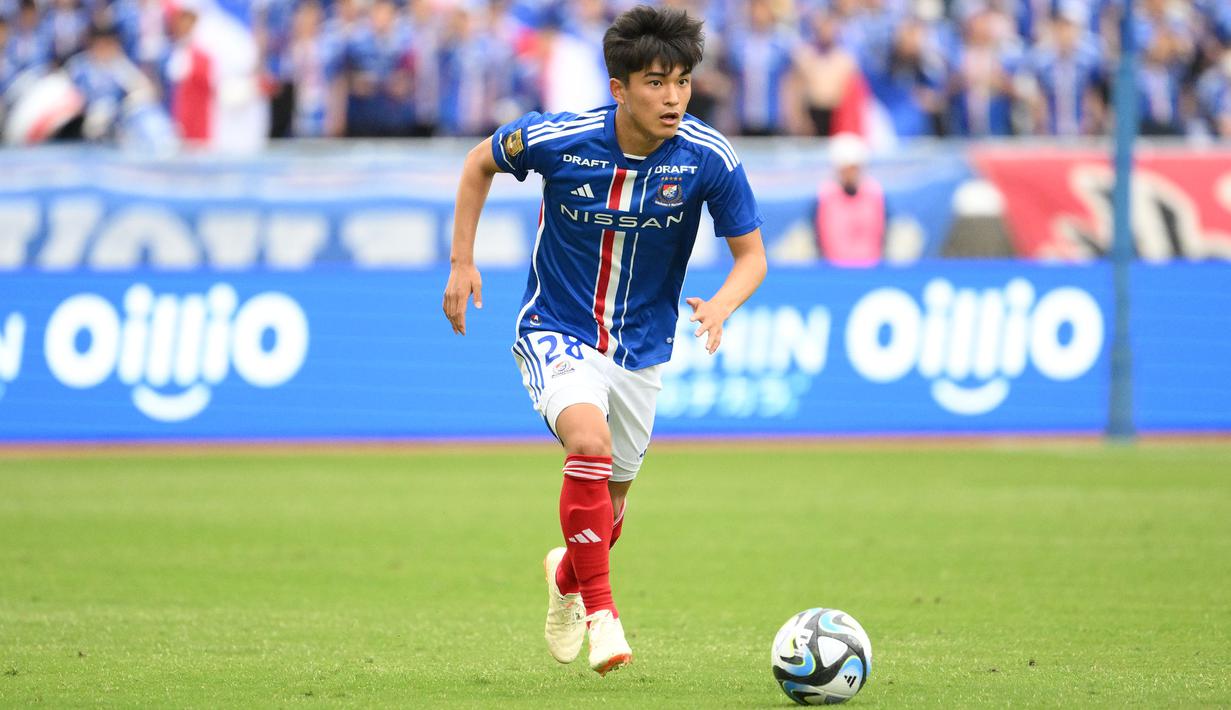 Pemain Yokohama Marinos, Riku Yamane menggiring bola saat laga J League pada 29/04/2023. (Dok. J-League)
