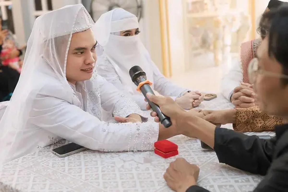 Rujuk Usai 6 Bulan Cerai, 8 Potret Dodhy Kangen Band dan Ayu Rizki Nikah Lagi