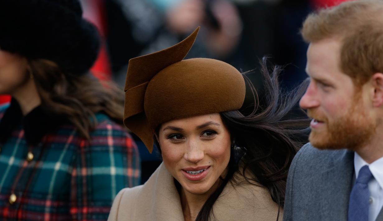 Pangeran Harry dan sang tunangan, Meghan Markle menghadiri tradisi pelayanan gereja di hari Natal Kerajaan Inggris di Gereja St. Mary Magdalene, Sandringham, Senin (25/12). Tahun ini, Markle menjadi anggota baru pada perayaan tersebut. (AP/Alastair Grant)