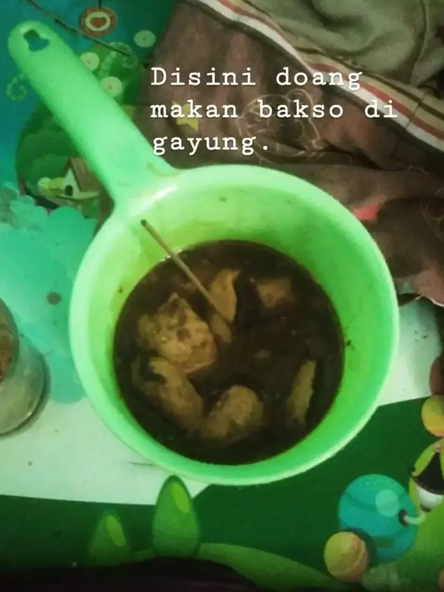 10 Potret Orang Pakai Gayung dengan Cara Nyeleneh Ini Bikin Geleng Kepala