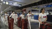 Sejumlah atlet taekwondo Korea Utara pergi ke Beijing, mengawali perjalanan internasional sejak perbatasan internasional mereka ditutup. (dok. AP/Ng Han Guan)
