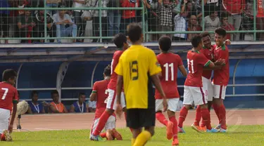 Timnas U-19 Indonesia membekuk Semen Padang U-21 (2-1) pada laga uji coba di Stadion Singaperbangsa, Jawa Barat, (6/3/2015). Timnas U-19 Indonesia melakukan selebrasi usai Daniel Asmuruf membobol gawang Semen Padang U-21. (Liputan6.com/Helmi Fithriansyah)