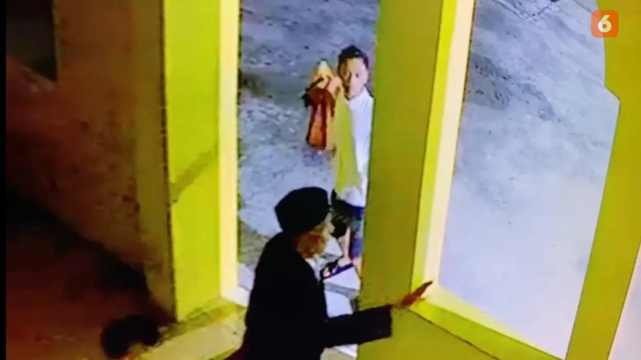 Tangakapan layar rekaman CCTV saat pelaku menganiaya imam masjid hingga meregang nyawa di Luwu (Liputan6.com/Fauzan)