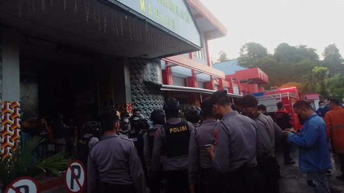 Aparat kepolisian saat mengendalikan situasi di Lapas Tuminting Manado, Sabtu (11/04/2020).