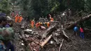 Tim penyelamat mencari korban selamat setelah tanah longsor akibat hujan lebat di Shimla, India, Kamis (17/8/2023). Hujan tanpa henti selama berhari-hari di wilayah Himalaya India telah menewaskan lebih dari 70 orang minggu ini. (AP Photo/Pradeep Kumar)