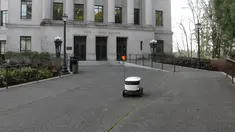 Sebuah robot pengirim barang berkeliling di dekat Washington Capitol di Olympia, Washington, 28 Januari 2019. Anggota parlemen sedang mempertimbangkan undang-undang pengaturan yang akan memungkinkan pengiriman robot di pinggir jalan. (AP/Rachel La Corte)
