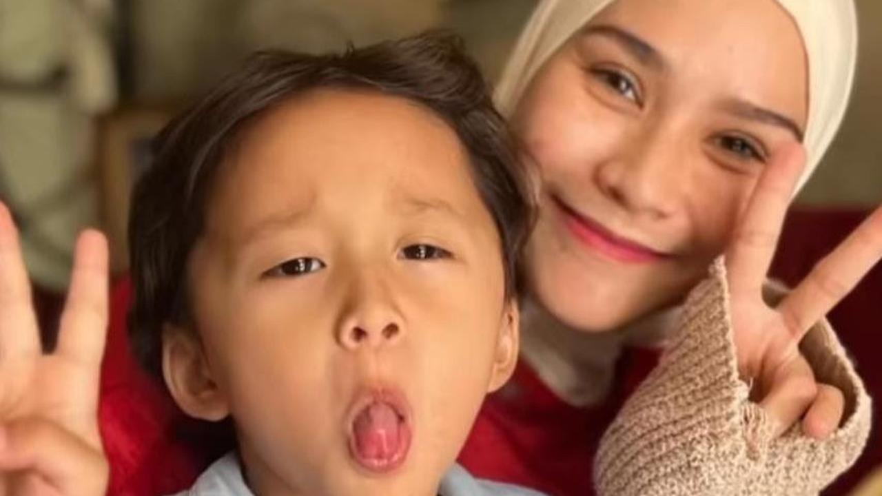 Biasa Tampil Gondrong, Potret Terbaru Bhaj Kama Anak Zaskia Adya Mecca Usai Potong Rambut - Makin Ganteng & Menggemaskan
