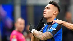 Pemain Inter Milan Lautaro Martinez melakukan selebrasi usai mencetak gol ke gawang Verona pada pertandingan sepak bola Liga Italia di Stadion San Siro, Milan, Italia, 14 Januari 2023. Inter Milan mengalahkan Verona dengan skor 1-0. (AP Photo/Luca Bruno)