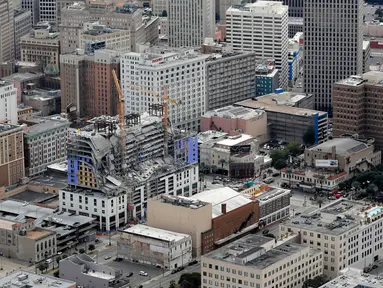 Gambar udara memperlihatkan bangunan Hard Rock Hotel yang tengah dibangun runtuh di pusat kota New Orleans, Sabtu (12/10/2019). Setidaknya satu orang tewas dan 18 lainnya terluka akibat insiden ini. (AP Photo/Gerald Herbert)