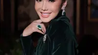 Gaya Elegan Yuni Shara Serba Hijau Zamrud di Peluncuran Video Musik 'Save Our World' Karya SBY