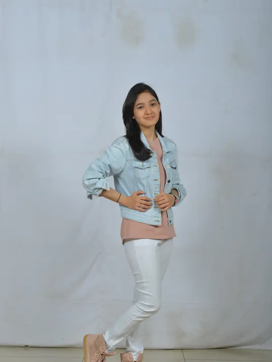 Cut Syifa berperan sebagai Royani. Keturunan Betawi yang tomboy, cuek, dan apa adanya. Masuknya ke sekolah elit tersebut ia akhirnya ketemu dengan cowok ganteng, bernama Dito yang diperankan oleh Rizky Nazar. (dok. Sinemart)