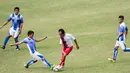 Mantan gelandang Indonesia, Zulkarnain Lubis, berusaha lepas dari penjagaan pemain Siwo Jaya pada laga Agum Gumelar Cup di SUGBK, Jakarta, Minggu (10/4/2016). Zulkarnain pada masanya dijuluki sebagai Maradona Indonesia. (Bola.com/Vitalis Yogi Trisna)