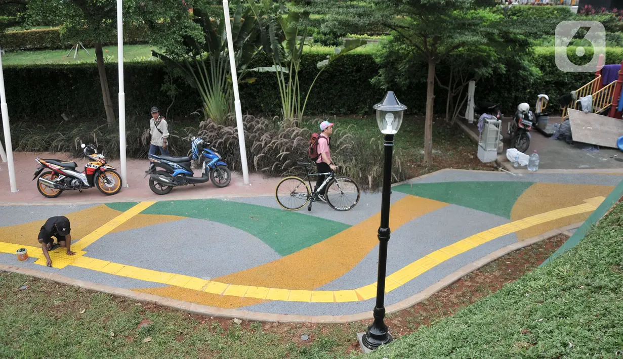 Aktivitas pekerja saat menyelesaikan pembangunan Taman Link In Park, Cempaka Putih, Jakarta Pusat, Kamis (12/1/2023). Pemprov DKI melalui Dinas Pertamanan dan Hutan Kota (Distamhut) DKI Jakarta akan segera meresmikan taman baru viral Link In Park dengan inspirasi nama band rock asal Amerika Serikat dengan sejumlah fasilitas di taman tersebut antara lain, area skateboard, fitness outdoor, area bermain anak, toilet, hingga rumah hobbit yang akan diresmikan pada Februari mendatang. (merdeka.com/Iqbal S Nugroho)