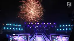 Kembang api menghiasi Konser Gempita 2018 di Pantai Karnaval Ancol, Jakarta, Senin (1/1). Tak hanya dimanja dengan hiburan musik dan pertunjukan budaya, pengunjung juga disuguhkan festival kuliner dan bazar. (Liputan6.com/Herman Zakharia)