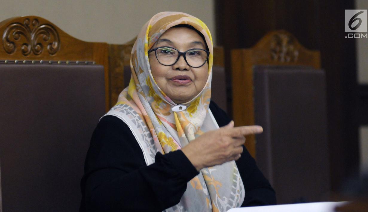 Mantan Menteri Kesehatan Siti Fadilah Supari saat menjalani sidang perdana PK kasus korupsi pengadaan alat kesehatan di Pengadilan Tipikor, Jakarta, Kamis (31/5). Sebelumnya, Siti Fadilah dipidana penjara empat tahun. (Liputan6.com/Helmi Fithriansyah)
