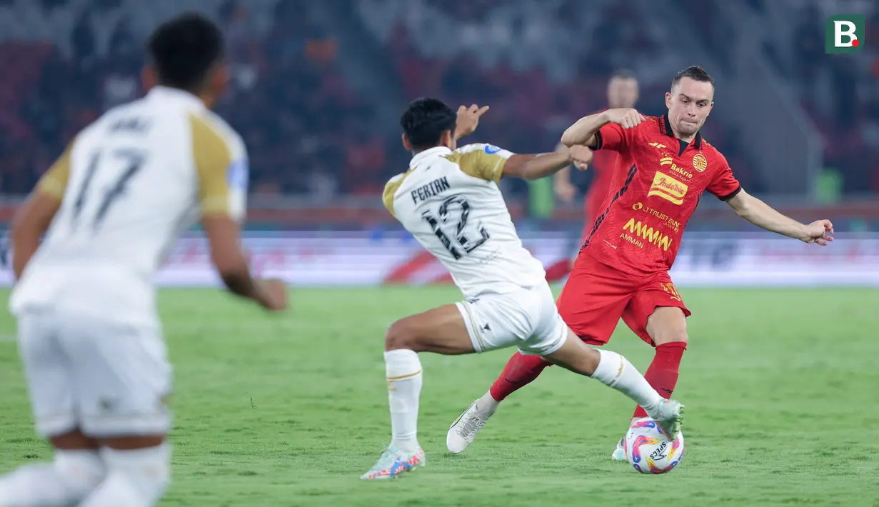 Pemain Persija Jakarta, Maciej Gajos, berebut bola dengan pemain Dewa United, Ferian Maulana, pada laga pekan kelima BRI Liga 1 2024/2025 di Stadion Utama Gelora Bung Karno, Jakarta, Senin (16/9/2024). (Bola.com/M Iqbal Ichsan)