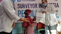 Surveyor Indonesia serahkan bantuan bagi masyarakat terdampak Covid-19 (dok: Surveyor Indonesia)