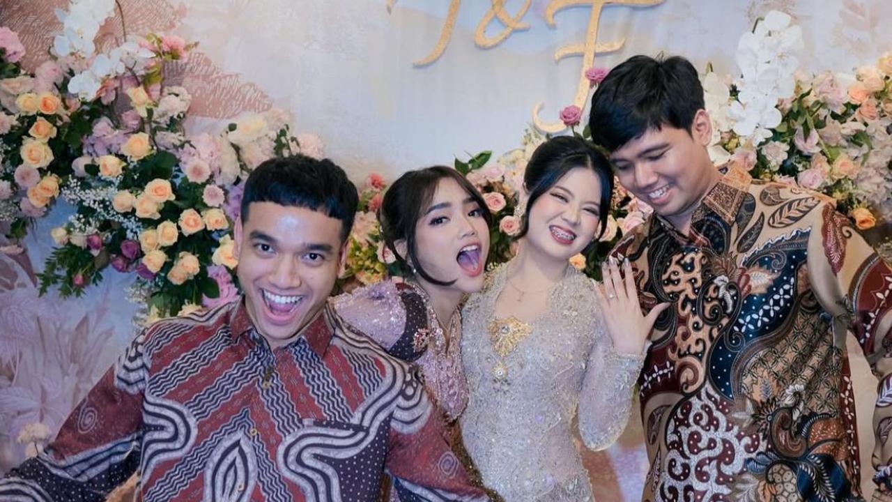 Gaya Elegan Fuji di Acara Tunangan Frans Faisal dan Indah, Kebaya Ungu Jadi Sorotan