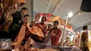 Presiden Joko Widodo melihat stan pameran Trade Expo Indonesia (TEI) ke-30 Tahun 2015 di Jakarta, Rabu (21/10/2015). Pameran menghadirkan usaha skala mikro, kecil, menengah hingga besar berlangsung dari 21-25 Oktober 2015. (Liputan6.com/Faizal Fanani)