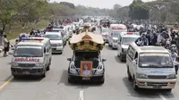 Naypyitaw, Myanmar (22/2/2021). Ribuan warga Myanmar menghadiri pemakaman Mya Thwet Thwet Khine, perempuan muda yang tewas dalam demo menolak kudeta militer. (AP Photo)