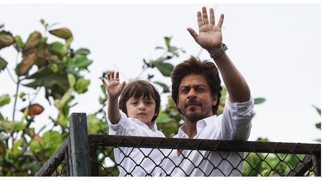 Lancar Salat di Usia 6 Tahun, Ini 7 Potret Abram Anak Shah Rukh Khan