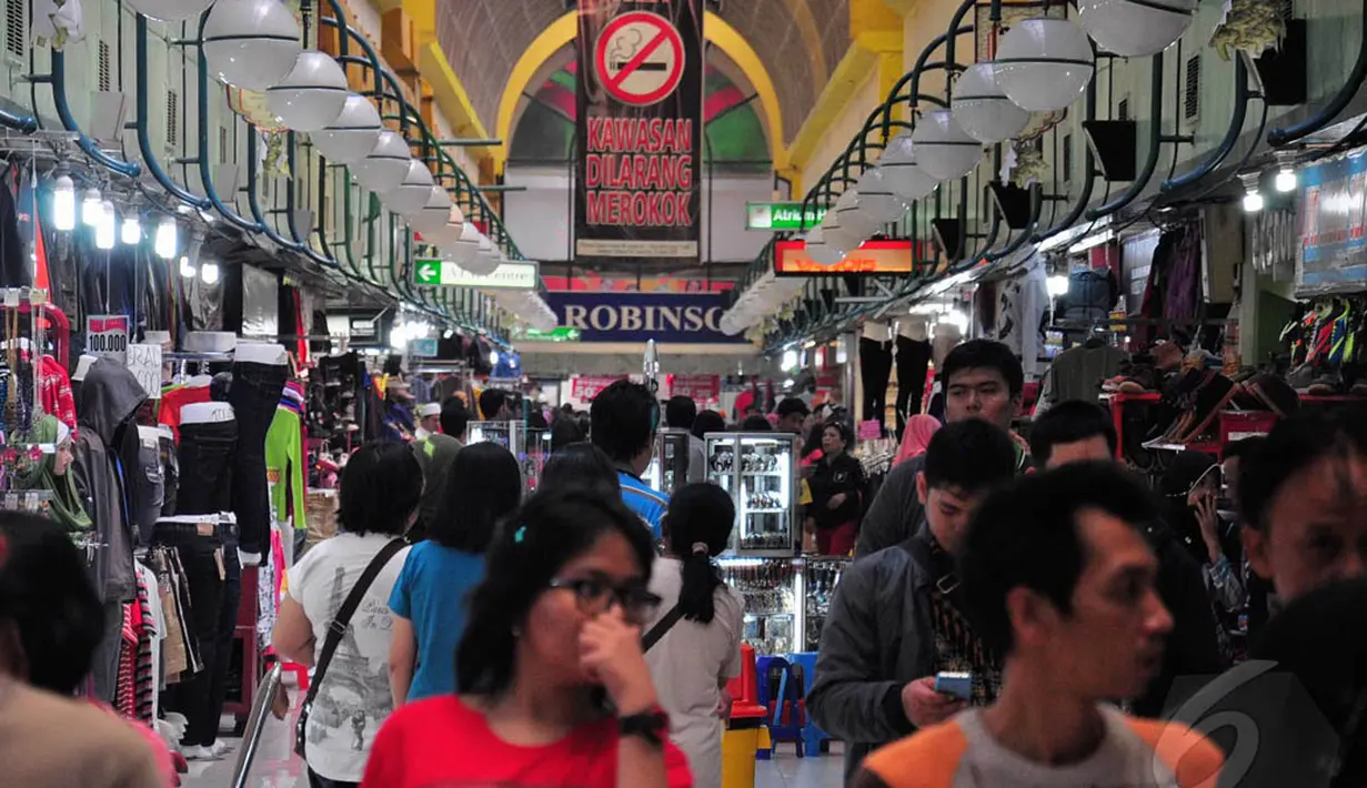 Sejumlah pengunjung terlihat mengunjungi pusat perbelanjaan di kawasan Blok M, Jakarta, Jumat (1/8/14). (Liputan6.com/Faizal Fanani)